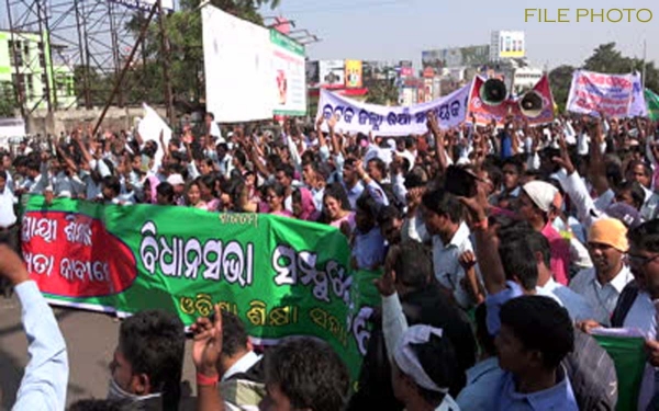 Odisha Teachers' Association members demanding regularisation of their services. AMF NEWS