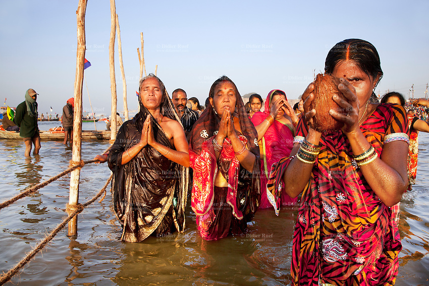 Thousands of Hindus in India take a holy bath, resisting the COVID outbreak.