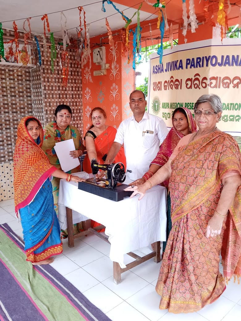 For Pipili appliqué work, the Arupa Mission Research Foundation gave new sewing machines to skilled, needy women from Basudevpur_AMF NEWS