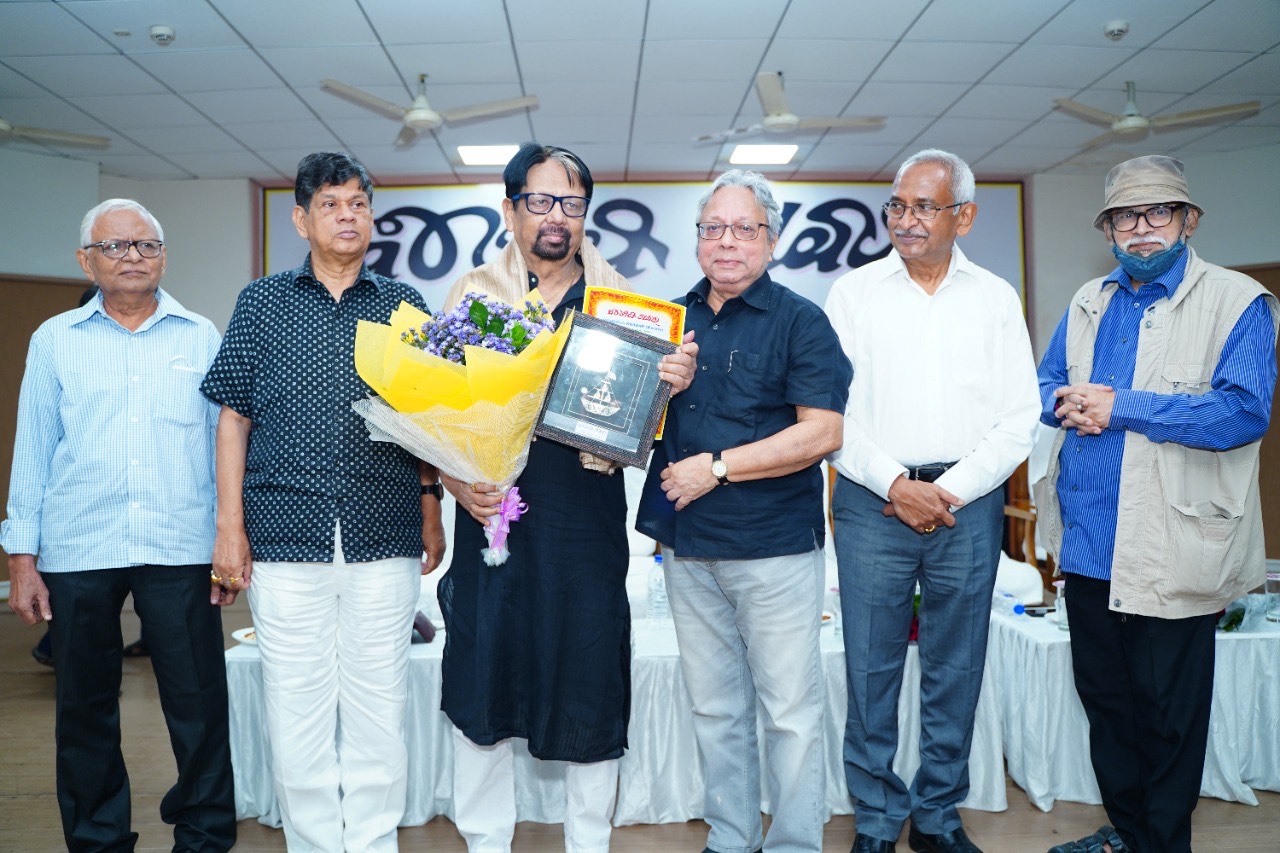 Bishesha Khabar Newspaper honoured senior journalist and distinguished media figure Shri Prasant Patnaik_AMF NEWS