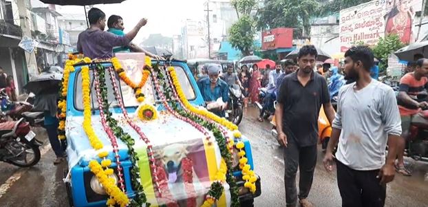 An Odisha family conducts a pet dog's funeral procession in the Gajapati district_AMF NEWS