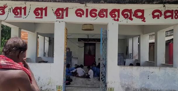 The Odisha school is houseless and operates on the grounds of a temple_AMF NEWS