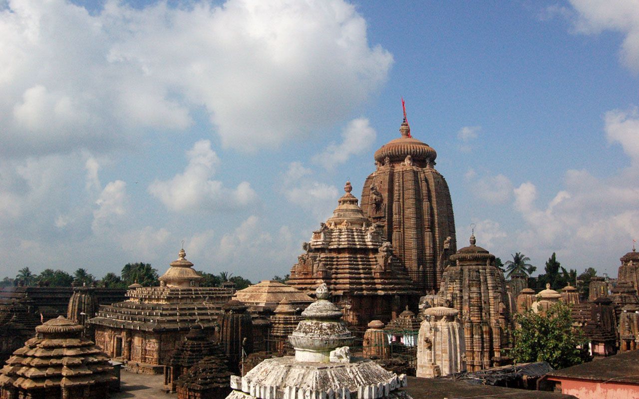 11th-century Lingaraj temple troubled by 100-foot-long flag_AMF NEWS