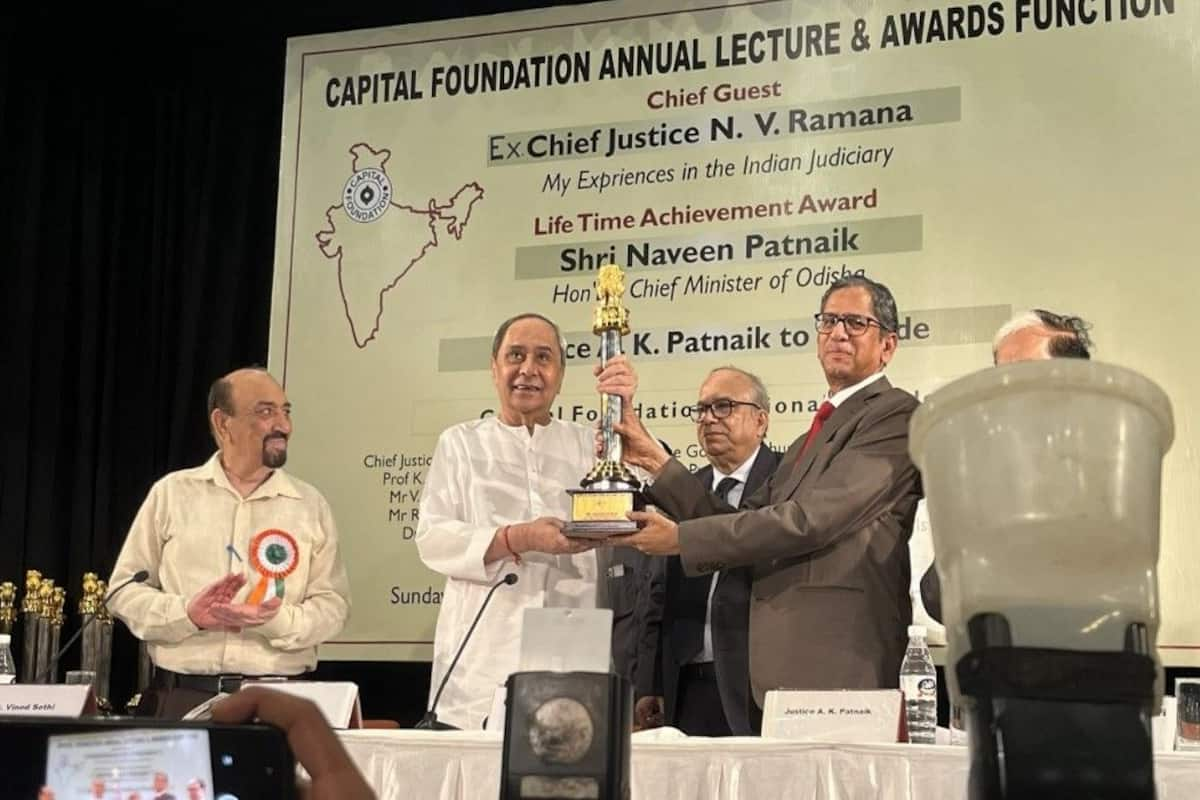 Odisha Chief Minister Naveen Patnaik received a Lifetime Achievement Award in Delhi_AMF NEWS