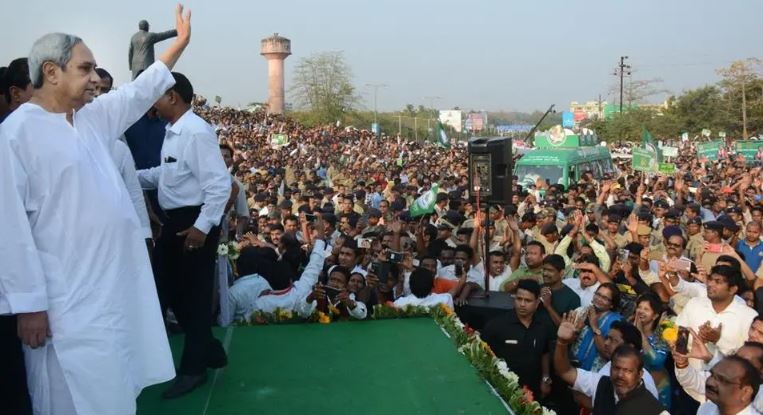 Thousands of BJD employees gather at the airport to Welcome CM Naveen Patnaik_AMF NEWS