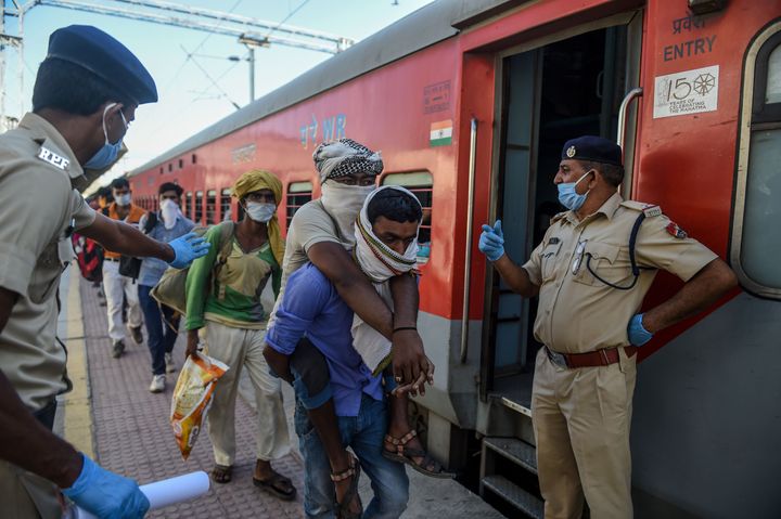 To stop "inhuman" labour migration, the Odisha Police Department has established temporary police outposts at railroad stations_AMF NEWS