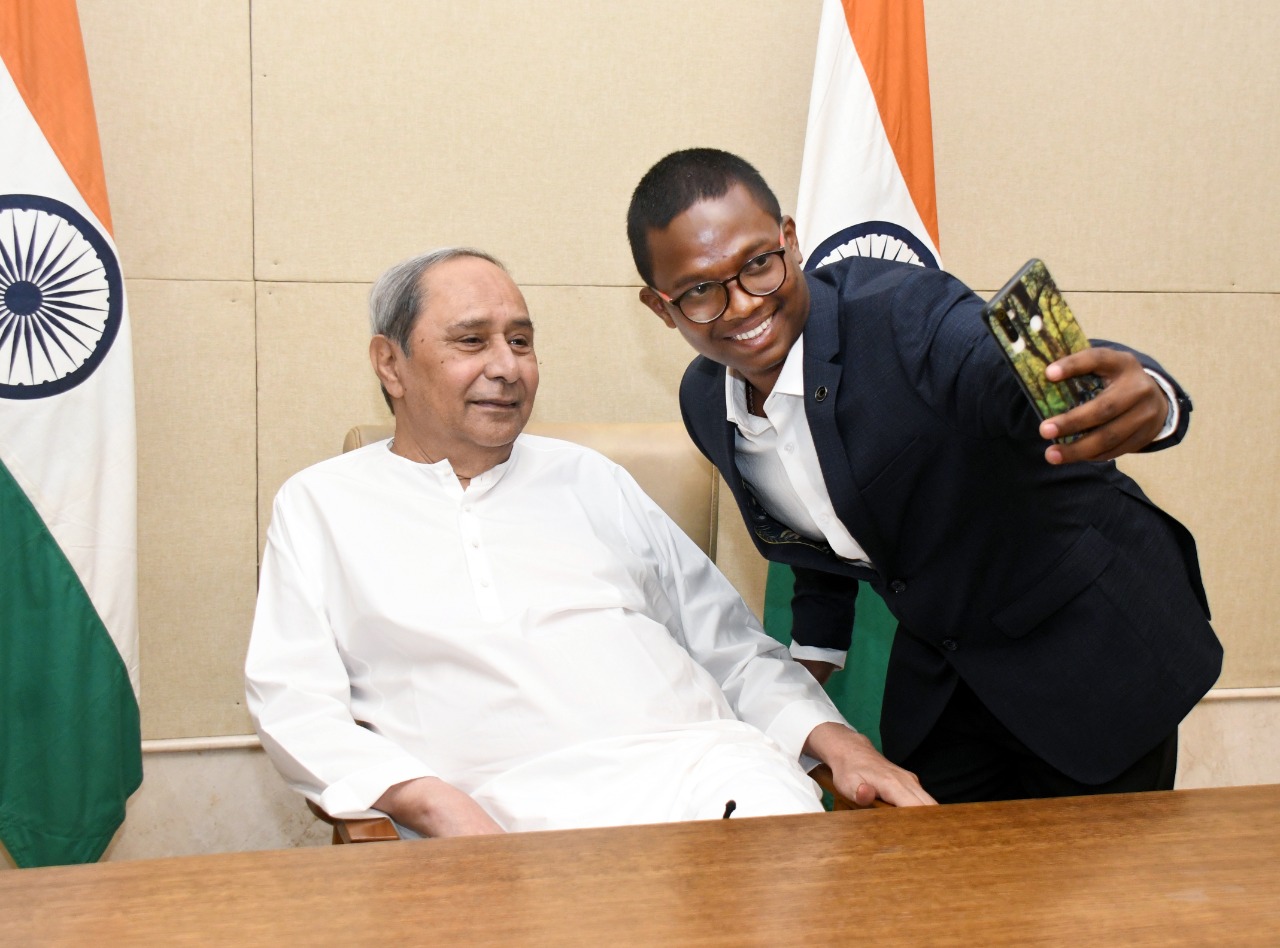 Ifu Mallick is met by the CM of Odisha after receiving funding for his Mbbs admission_AMF NEWS