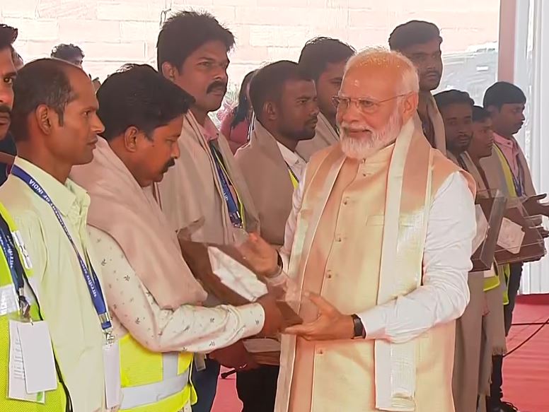 PM Modi Honors Odia Worker For Important Position In Construction Of New Parliament Building_AMF NEWS