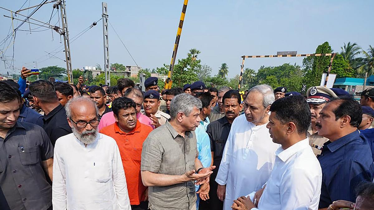 Railway Minister of India Ashwini Vaishnaw, Odisha CM Naveen Patnaik with 5T Secretary VK Pandian, and West Bengal CM Mamata Banerjee visit the scene of the Odisha railway disaster_AMF NEWS